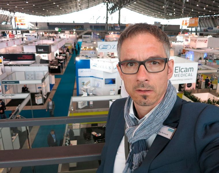 Selfie von Devicemed-Chefredakteur Peter Reinhardt am ‎4. ‎April ‎2017, ‏‎um 15:44:32 Uhr auf der Empore in Halle 1: Die  Gänge haben sich zwischenzeitlich merklich gelehrt. (Reinhardt / Devicemed)