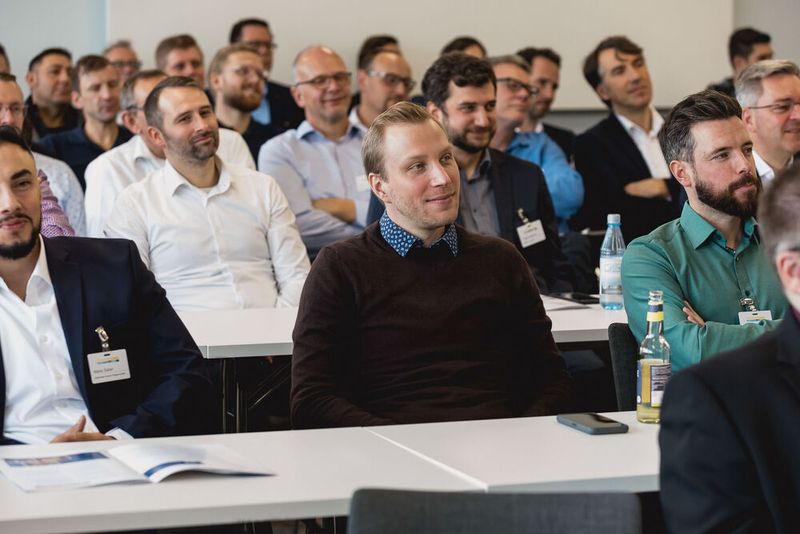 Er trifft auf aufmerksame Zuhörerinnen und Zuhörer (Bild: Stefan Bausewein)