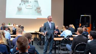 Matthias Klug von der Hamburger Still GmbH zeigte an zahlreichen Beispielen, wie sein Unternehmen emotionale Markenkommunikation und Kundenbindung umsetzt. (Bild: VDMA)