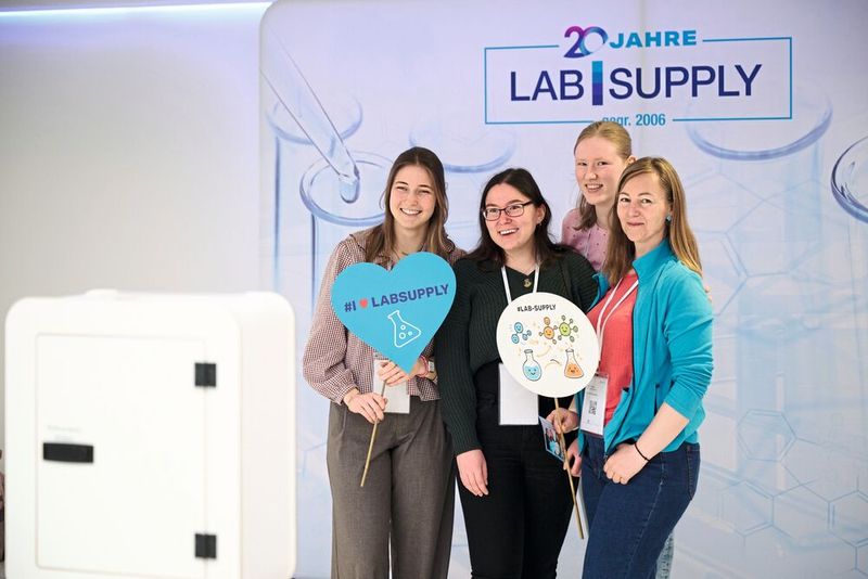 Das tolle Laborherz vom vorigen Bild gehört übrigens zum Equipment der Fotobox, die zum 20-Jahre-Jubiläum der LAB-SUPPLY aktuell auf den Messen steht. Hier können Besucher sich kreativ austoben und für sich und die Kollegen Erinnerungsfotos schießen.    Mehr Infos zu den kommenden LAB-SUPPLY-Messen finden Sie auf www.lab-supply.info (Bild: EYE AM CHRIS)