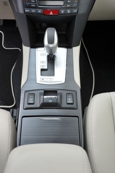 Der Wahlhebel klassisch, das Darunterausgefallen: Ein CVT-Getriebe gibt es in Verbindung mit einem Dieselmotor und Allradantrieb nur bei Subaru. (Foto: Nerger)
