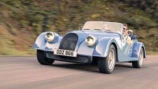 Der Morgan Plus 4 hat ein Facelift erhalten. Hauptmerkmal sind die Blinker, die in die leicht gewachsenen Scheinwerfergehäuse integriert wurden. (Bild: Morgan)