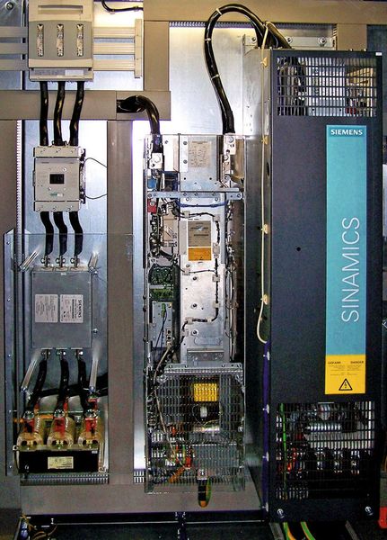 Sinamics S120, Einspeisung FU Hauptantrieb: Künftig setzt der Pressenhersteller auf Automatisierung aus einer Hand, speziell auf das modulare Antriebssystem Sinamics S120 und Servomotoren von Siemens; rechts im Bild das Chassis-Gerät für den Hauptantrieb der Presse. (Archiv: Vogel Business Media)