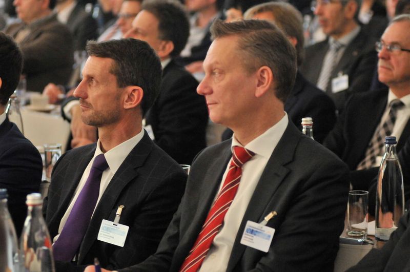 Aufmerksame Zuhörer: die Brüder Arne Joswig (re.) und Hartmut Joswig (beide Autohaus Lensch & Bleck).  (Zietz)