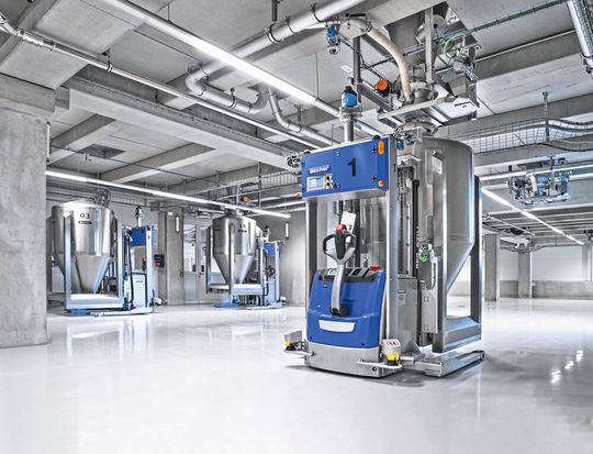 Die Container werden automatisiert über fahrerlose Transportsysteme (FTS) durch die Anlage bewegt.(Bild:  Daxner)