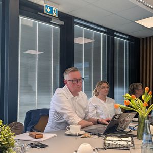 Geschäftsführer Christian Brunkhorst (Mitte) präsentierte der Jury des Automotive Business Awards die Entwicklung seines Unternehmens und der RDB-Börse, einer B2B-Plattform, die der Händler über die letzten zehn Jahre aufgebaut hat.(Bild:  Simon – VCG)