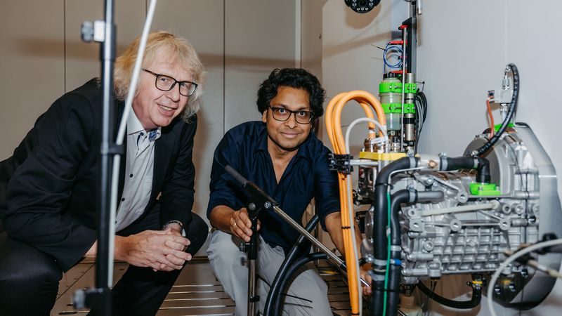 Prof. Hermann Rottengruber und der Wissenschaftliche Mitarbeiter Dr.-Ing. Braj Bhushan Prasad (von links nach rechts) vom Institut für Engineering von Produkten und Systemen der Uni Magdeburg mit einem PKW-Elektroantrieb.(Bild:  Uni Magdeburg)