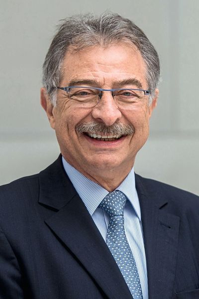Als Präsident wiedergewählt: Die Mitgliederversammlung des Bundesverbands der Deutschen Industrie (BDI) hat Dieter Kempf in geheimer Abstimmung als Präsidenten wiedergewählt. Der 65-Jährige tritt seine zweite zweijährige Amtszeit als BDI-Präsident am 1. Januar 2019 an. Kempf hat dieses Amt Anfang 2017 übernommen. 2011 bis 2015 führte er als Präsident den BDI-Mitgliedsverband Bitkom und war gleichzeitig Vizepräsident des BDI. (Christian Kruppa)