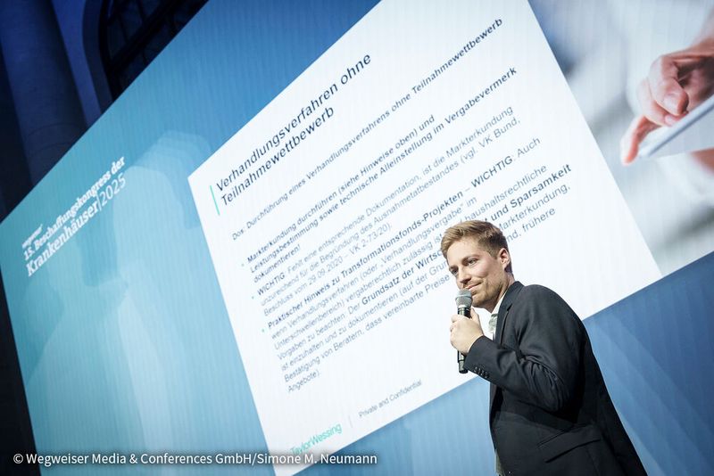 Johannes Schaadt-Wambach, Salary Partner bei Taylor Wessing, ging auf die Verhandlungsverfahren ohne Teilnahmewettbewerb ein. Dabei gab er einen praktischen Hinweis zu Transformationsfonds-Projekten: So müssten die Regeln des Haushaltsrechts eingehalten werden, selbst wenn das Vergaberecht ein Verhandlungsverfahren gestattet. (Bild: © Wegweiser Media & Conferences GmbH / Simone M. Neumann)