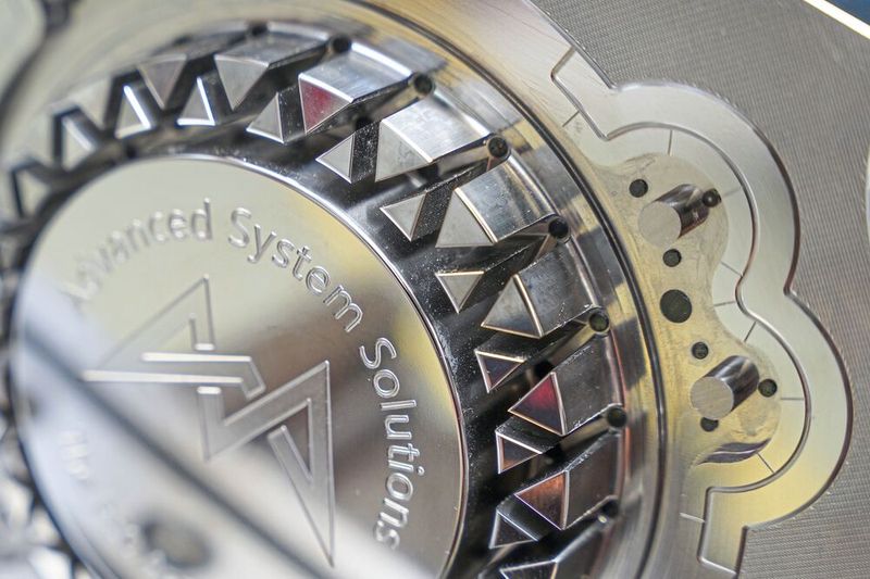 Ohne Polieren auf Fertigmaß: Glanzfräsen des Deckels auf der Maschine und das Endergebnis.  (Bild: Rösler GmbH)