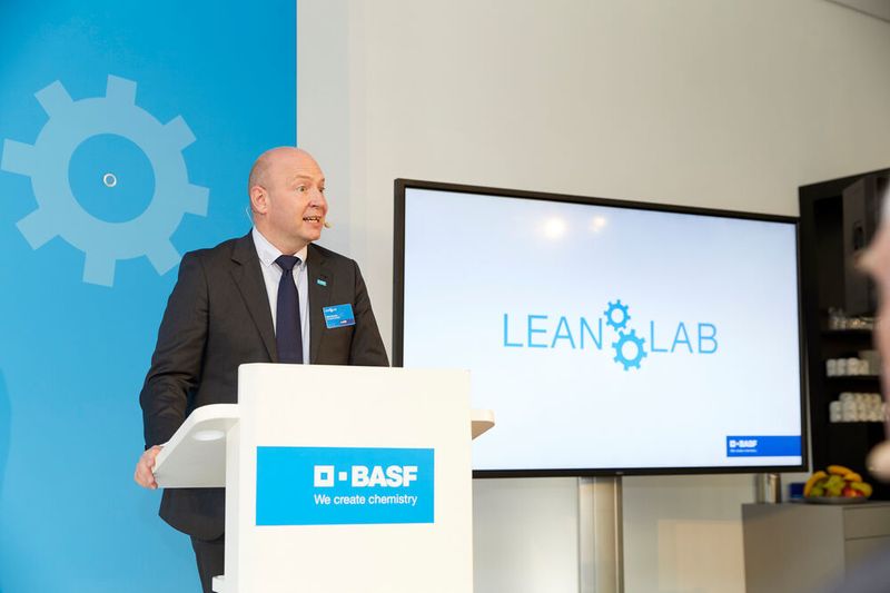 Abb. 8: „Bei uns stellt sich nicht die Frage Mensch oder Maschine, sondern Mensch und Maschine gehen bei uns Hand in Hand“, sagte Dirk Bremm anlässlich der feierlichen Eröffnung des „Lean Labs“ am 14. September 2018 in Münster (www.ralfbaumgarten.de / BASF)