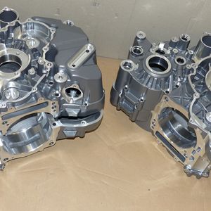 Wichtig bei KTM ist, dass die erforderliche Präzision von zwei Hundertstel Millimetern erreicht wird und diese mit der entsprechenden Reproduzierbarkeit über tausende von Bauteilen sichergestellt ist.