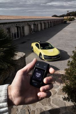 Der hybride Sportwagen Σtos: unterwegs mit persönlichem Autopilot und Drohne. (Rinspeed)