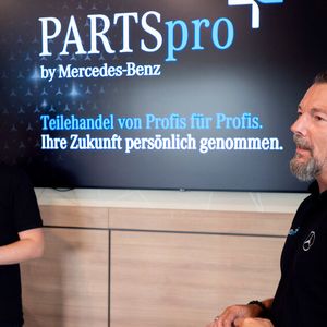 Timo Vössing (LUEG) und Sven Fleischer (Mercedes-Benz Deutschland) im Dialog mit Teilnehmern des Werkstatttreffs.(Bild:  Dr. Claudia Posern | LUEG AG & Co. KG)