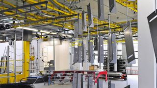 Die Pulverbeschichtungsanlage gehört europaweit zu den modernsten. (Bild: Stebler Blech)