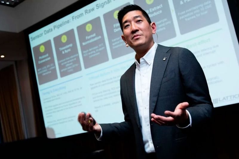 Raemin Wang, VP Segment Marketing bei Lattice Semiconductor, ging in seiner Keynote-Ansprache auf die Rolle und Bedeutung von FPGAs bei Security und Physical AI ein. (Bild: Tobi Giessen)