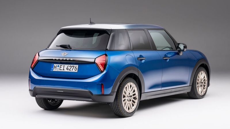 Auch das neue Heckstyling orientiert sich an der Optik des neuen 3-Türers. (Bild: Bernhard Filser)