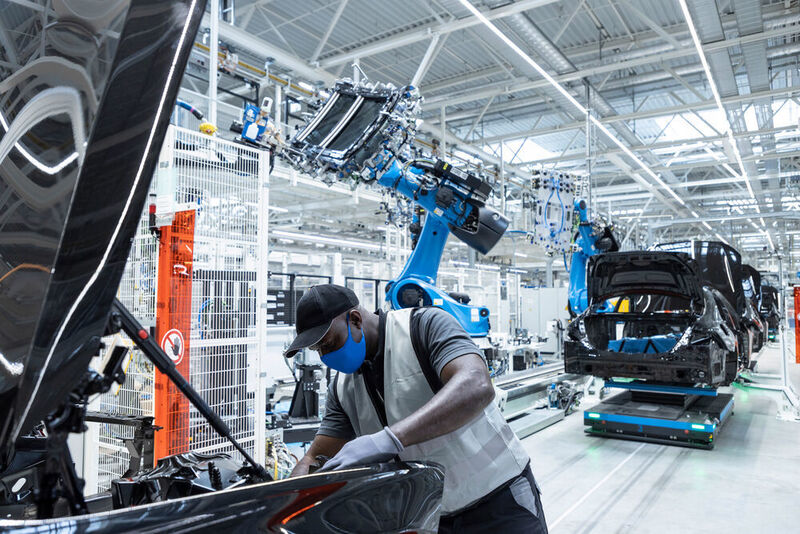 Nach dem Anlauf arbeiten in der neuen Fabrik insgesamt mehr als 1.500 Mitarbeiter in zwei Schichten. (Mercedes-Benz)