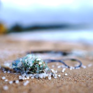 Die 10 größten Quellen für Mikroplastik im Meer  Woher stammt das Mikroplastik in den Weltmeeren. Forscher des Fraunhofer-Instituts für Umwelt-, Sicherheits- und Energietechnik „Umsicht“ haben dazu die Kunststoffemissionen von primärem Mikroplastik abgeschätzt. Die 10 größten Emissionsquellen aus der Studie sind hier in der Bildergalerie zusammengetragen. Übrigens: Mikroplastik aus Kosmetika kam dort nur auf Platz 17.(Unsplash/Sören Funk)