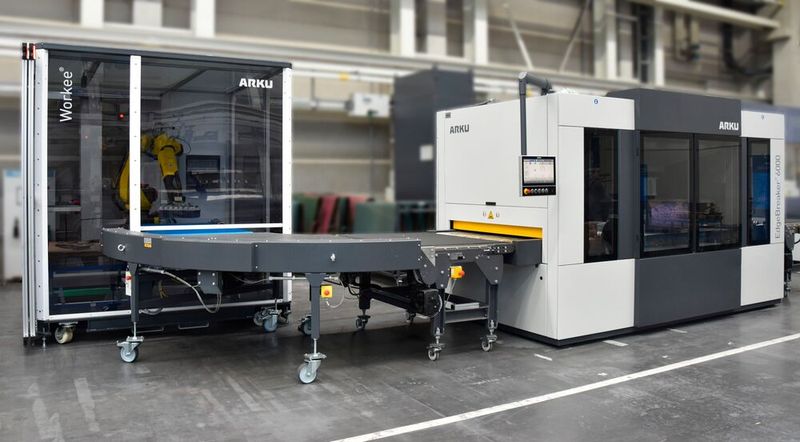 Der Workee automatisiert das Teilehandling von Kleinteilen an der Entgratmaschine EdgeBreaker 6000 – effizient, flexibel und prozesssicher. (Bild: Arku)