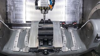 Neben rund 80 Prozent Einzelteilen fertigt KW Solution auch Kleinserien – beispielsweise Türgriffe für sein Expeditionsmobil Darc Mono. (Bild: Hermle)