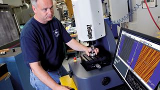 Bedienung des Weisslichtinterferometers Zegage. (Bild: Stähli)