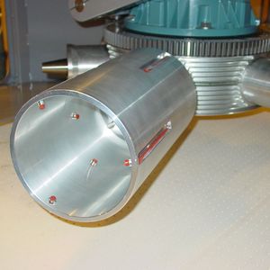 Spannen und Ausrichten: Die elastischen Bänder in den Vertiefungen der montierten Spindel sind für das Fixieren und Zentrieren des Werkzeugs verantwortlich.