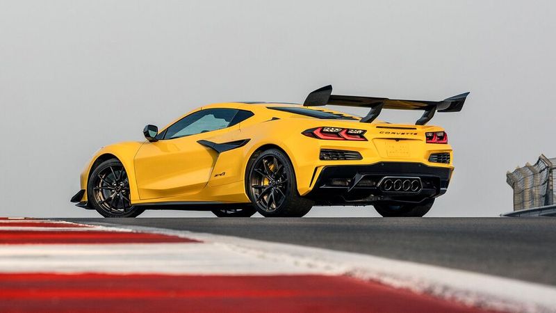 Als die ZR-1, die bislang den Spitznamen „King of the Hill“ hatte, mit ihre Nordschleifen-Runde auf dem Nürburgring fertig war, standen 6:51 Minuten auf der Uhr. Nun darf sie sich auch „King of the Ring“ nennen. (Bild: Chevrolet)