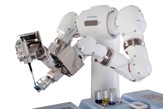 Ein speziell für die Laborautomatisierung entwickelter Roboter ist der Dual-Arm-Roboter Motoman CSDA10F von Yaskawa. Ein speziell für die Laborautomatisierung entwickelter Roboter ist der Dual-Arm-Roboter Motoman CSDA10F von Yaskawa.