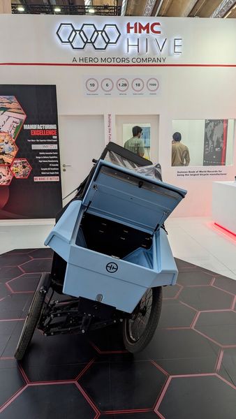 Sie möchte Laste auch sicher und zugleich flott transportieren? Kein Problem mit dem Fahrrad. Seine anspruchsvolle Parallelogrammaufhängung an der Vorderachse ermöglicht auch das. (Bild: Dominsky – VCG)