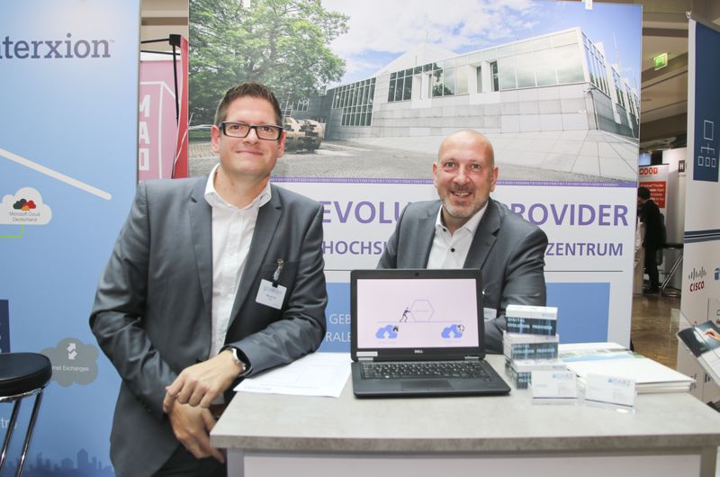 Der Stand von DARZ in Hamburg (v.l.): Marcus Lind und Matthias Kopp. (Vogel IT-Akademie)