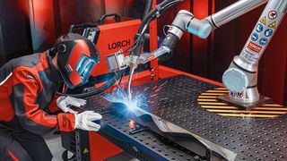 Beim Seam Pilot von Lorch übernimmt ein Linienlaser Nahtsuche und Nahtverfolgung. Selbst komplexere Konturen werden automatisch ohne viele Zwischenpunkte geschweißt. Für Bauteilfamilien genügt ein einziges Programm. (Bild: Lorch)