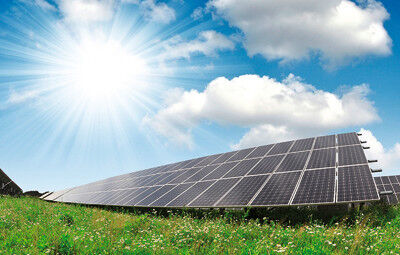 Solarzellen: Sie wandeln Sonnenenergie in Gleichstrom um, den ein Inverter dann in die passende sinusförmige Wechselspannung beziehungsweise den Wechselstrom des angeschlossenen Stromnetzes umsetzt. (Bild: EBV)