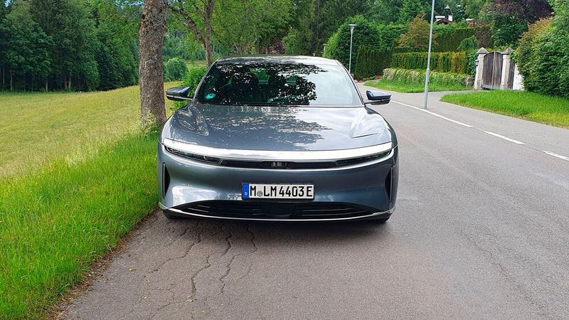 Die Design-Highlights an der Fahrzeugfront sind die schmale silberfarbene Spange und die von Lucid selbst entwickelten Micro-Lens-Array-Scheinwerfer. (Bild: Mauritz – VCG)