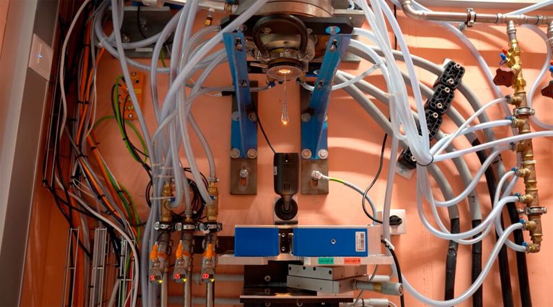 Das Material für die Glasfaser wird auf 2000 Grad erhitzt, bis daraus ein Glastropfen entsteht.