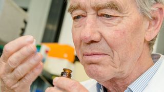 Seit mehr als 20 Jahren erforscht er die Welt der Düfte: Hanns Hatt. (© RUB, Marquard)