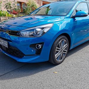 2. Die wahrnehmbare Größe des Kleinen: Auch im Kleinwagensegment sind die Fahrzeuge in den vergangenen Jahren gewachsen. Mit einer Länge vin 4,07 Meter, einer Breite von 1,73 Meter und einer Höhe von 1,45 Meter sowie einem Radstand von 2,58 Meter wirkt der Rio keinesfalls wie ein Winzling. In den 90er-Jahren hätte er es mit diesen Werten locker mit einem Golf 3 aufnehmen können, der bekanntermaßen ein Kompaktwagen ist.  (Bild:  Otto/Vogel Communications Group)