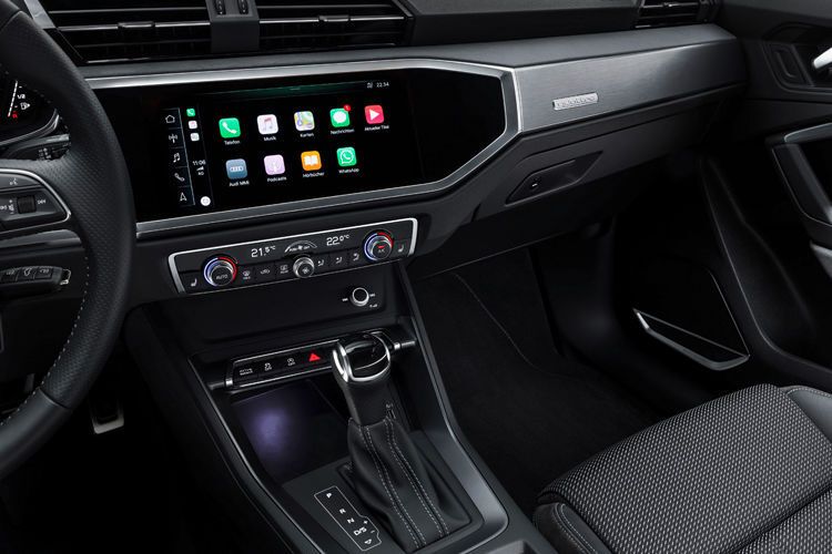 Bedienelemente der Mittelkonsole sind im neuen Audi Q3 dem Fahrer zugeneigt. (Audi)