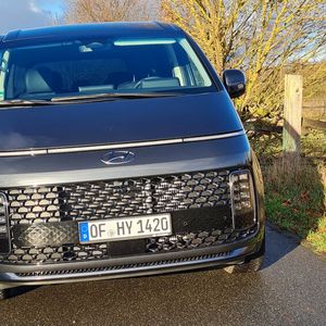 Die Frontpartie des neuen Hyundai Staria mit dem riesigen Kühlergrill und den senkrecht angeordneten Leuchteneinheiten mit jeweils acht LED-Segmenten versprechen eine Technologie der nächsten Generation.(Bild:  Autoren-Union Mobilität/Michael Kirchberger)