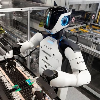 BMW untersucht seit einiger Zeit, wie sich humanoide Roboter in seinen Werken nützlich machen können. Im Leipziger-BMW-Werk handelt es sich um Aeon-Humanoide von Hexagon, die derzeit testweise die Produktion untersützen ... (Bild: Hexagon)