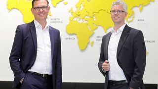 Von links: Steffen Bersch, CEO der SSI-Schäfer-Gruppe, und Alexander Bernhard, Geschäftsführer der Swan GmbH, geben die partnerschaftliche Stärkung der SAP-Kompetenzen beider Unternehmen bekannt. (SSI Schäfer)