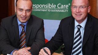 Ratifizierung der Beitrittserklärung zur Responsible Care Initiative (v.l.n.r.): Peter Dannewitz, Geschäftsführer der Meurer Intermodal GmbH & Co. KG, und Hermann Lanfer, Geschäftsführer der Lanfer Logistik GmbH. Bild: Lanfer (Archiv: Vogel Business Media)