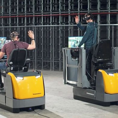 Mehrere virtuelle Stapler in einer Simulation - kein Problem in der Sevensim-Anwendung. (Bild: Screenshot/Jungheinrich)