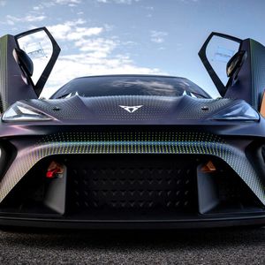 Die Akkus sind in Cupras Urban Rebel Racing Concept unter der Mittelkonsole und quer hinter den beiden Sitzen untergebracht.(Bild:  Autoren-Union Mobilität/Seat)