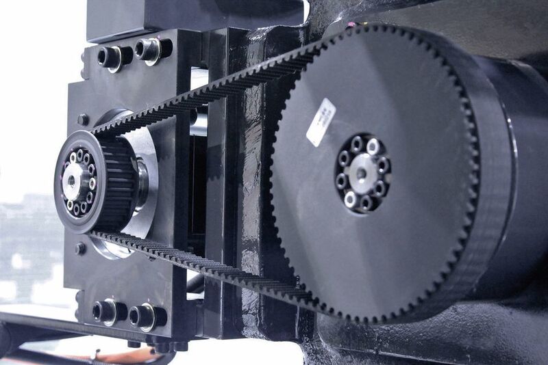 Leistungsstarke Servoantriebe ermöglichen kürzeste Zyklen durch parallele Maschinenbewegung. (WOOJIN Plaimm GmbH)