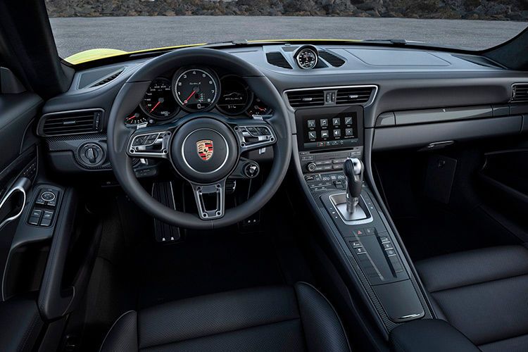 Im Cockpit findet sich unter anderem ein neues Lenkrad im Stil des Supersportwagens 918. Dazu gibt es ein überarbeitetes Infotainment-System mit Online-Navigation und verbesserter Smartphone-Einbindung. (Foto: Porsche)