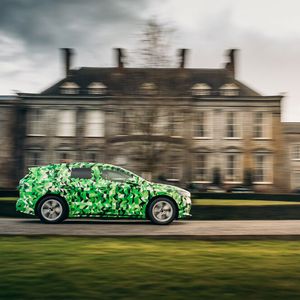Mit einer Länge von 4,65 Metern – 4 Zentimeter kürzer als ein Octavia Kombi – positioniert Skoda den Enyaq in der unteren Mittelklasse.(Bild:  Skoda)