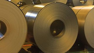 Die Stahlcoils werden abgewickelt und im Ofen wärmebehandelt, um die erforderlichen metallurgischen Eigenschaften zu erhalten. (Bild: Pilz)