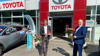 Das Kieler Auto Centrum Lass ist einer von drei deutschen Preisträgerrn. Standortleiter Karsten Timm (li.), nahm die Auszeichnung von Markus Büsgen, Leiter Kundenbindung bei Toyota Deutschland, entgegen. (Bild: Toyota)