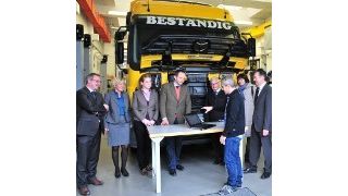 Bei der Vorstellung von „Abi und Auto“ (v. li.): Frank Weth (Handwerkskammer), Schulleiterin Heidrun Görtler, Kfz-Meisterin Sonja Bleuel, MdL Dr. Bernd Weiß, Landrat Rudolf Handwerker, Fachlehrer Harald Burkard, Maria Walter (Regierung von Unterfranken) und Gottfried Reuß ( Kfz-Innung). (Foto: Büttner)